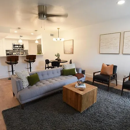 Stylish 2 Suite Condo Minutes To Food, Music, Fun